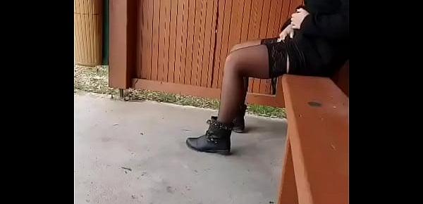  Serious !! I take the risk of getting my cock out in front of this student waiting for the bus ... How will she react